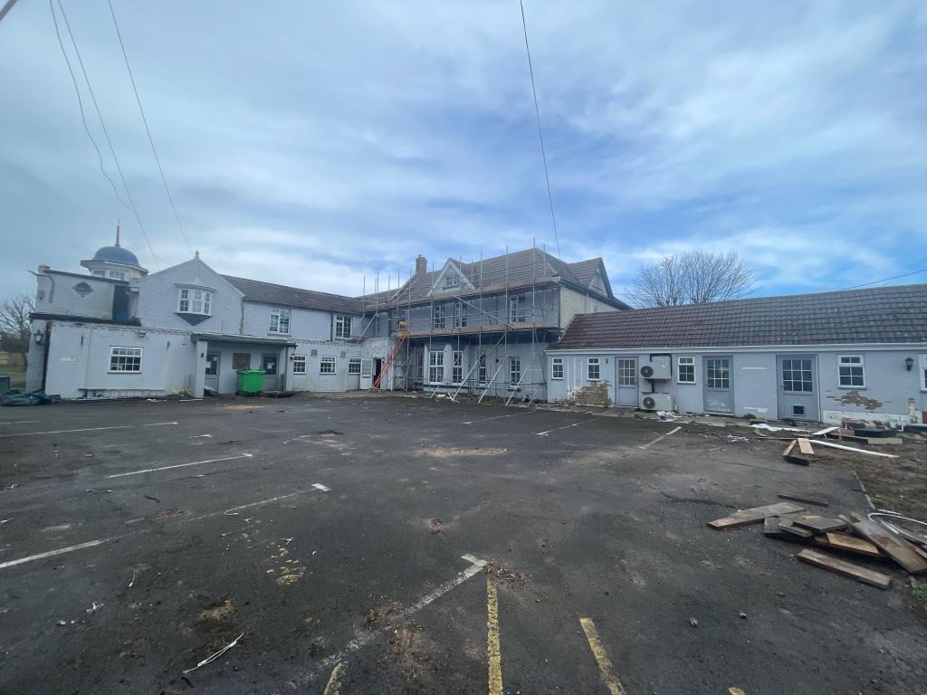 Lot: 12 - SUBSTANTIAL FREEHOLD PROPERTY ON 0.8 ACRES - RE-DEVELOPMENT POTENTIAL WITH SEA VIEWS - External photo 2